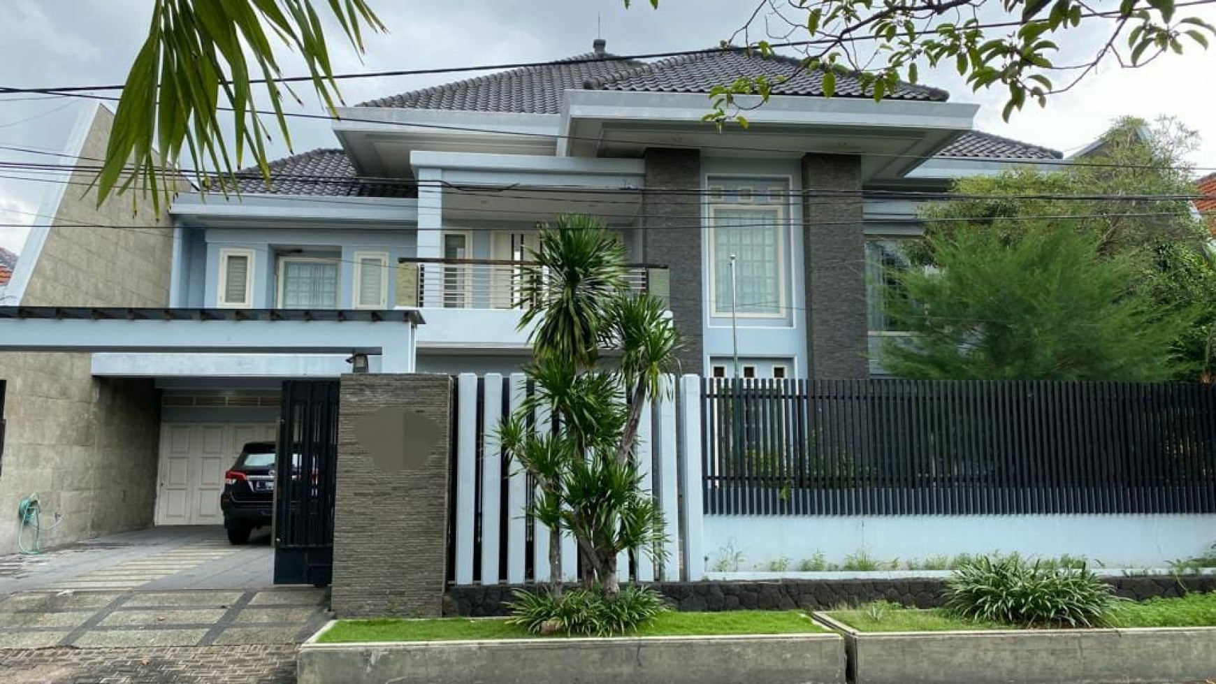 Dijual Rumah Raya Klampis Anom - Surabaya Timur - Modern Mewah - Garasi Carport LUAS masuk 9 mobil