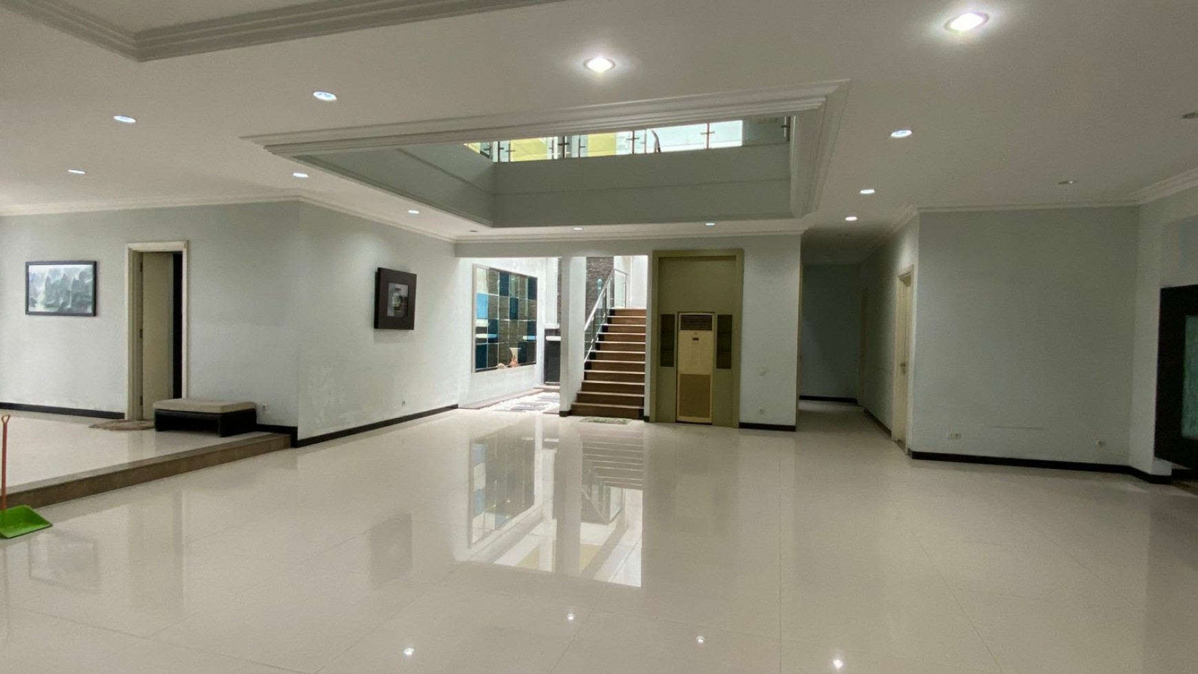 Dijual Rumah Raya Klampis Anom - Surabaya Timur - Modern Mewah - Garasi Carport LUAS masuk 9 mobil