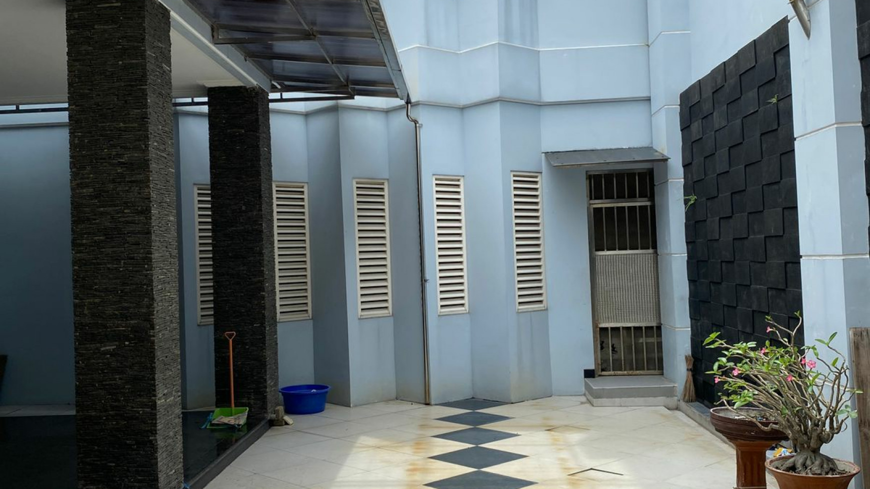 Dijual Rumah Raya Klampis Anom - Surabaya Timur - Modern Mewah - Garasi Carport LUAS masuk 9 mobil