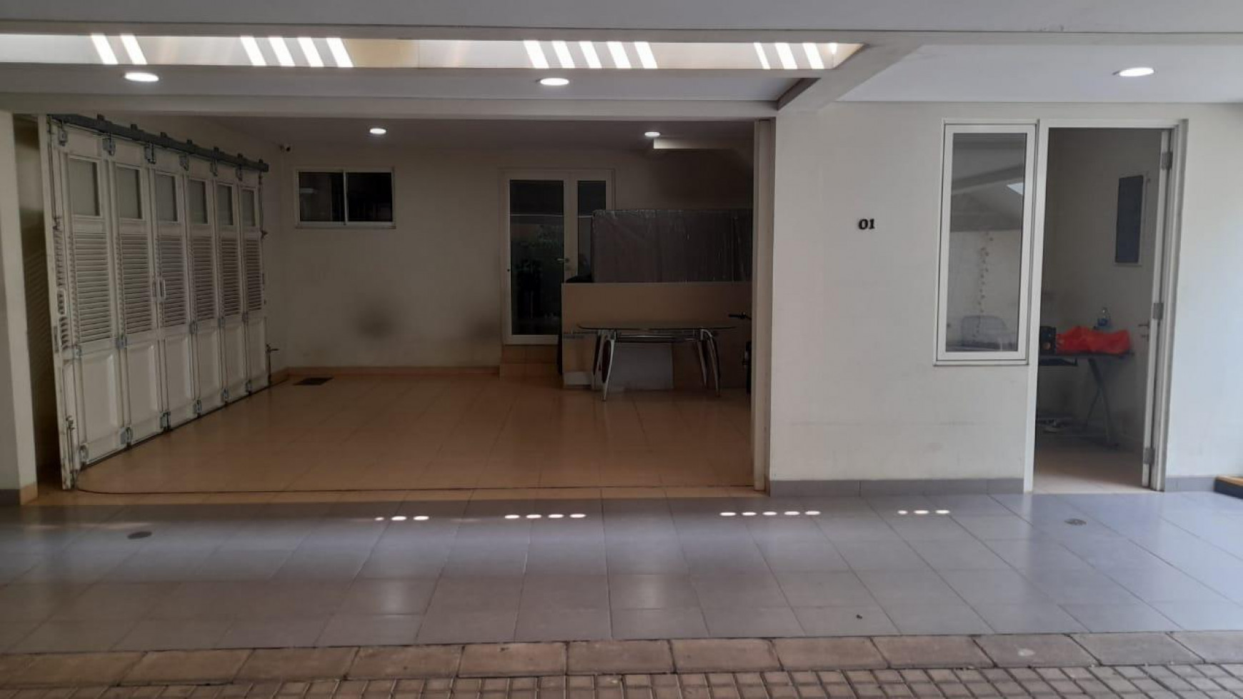 Rumah mewah 3 lantai & basement full furnish dgn halaman yg cukup luas