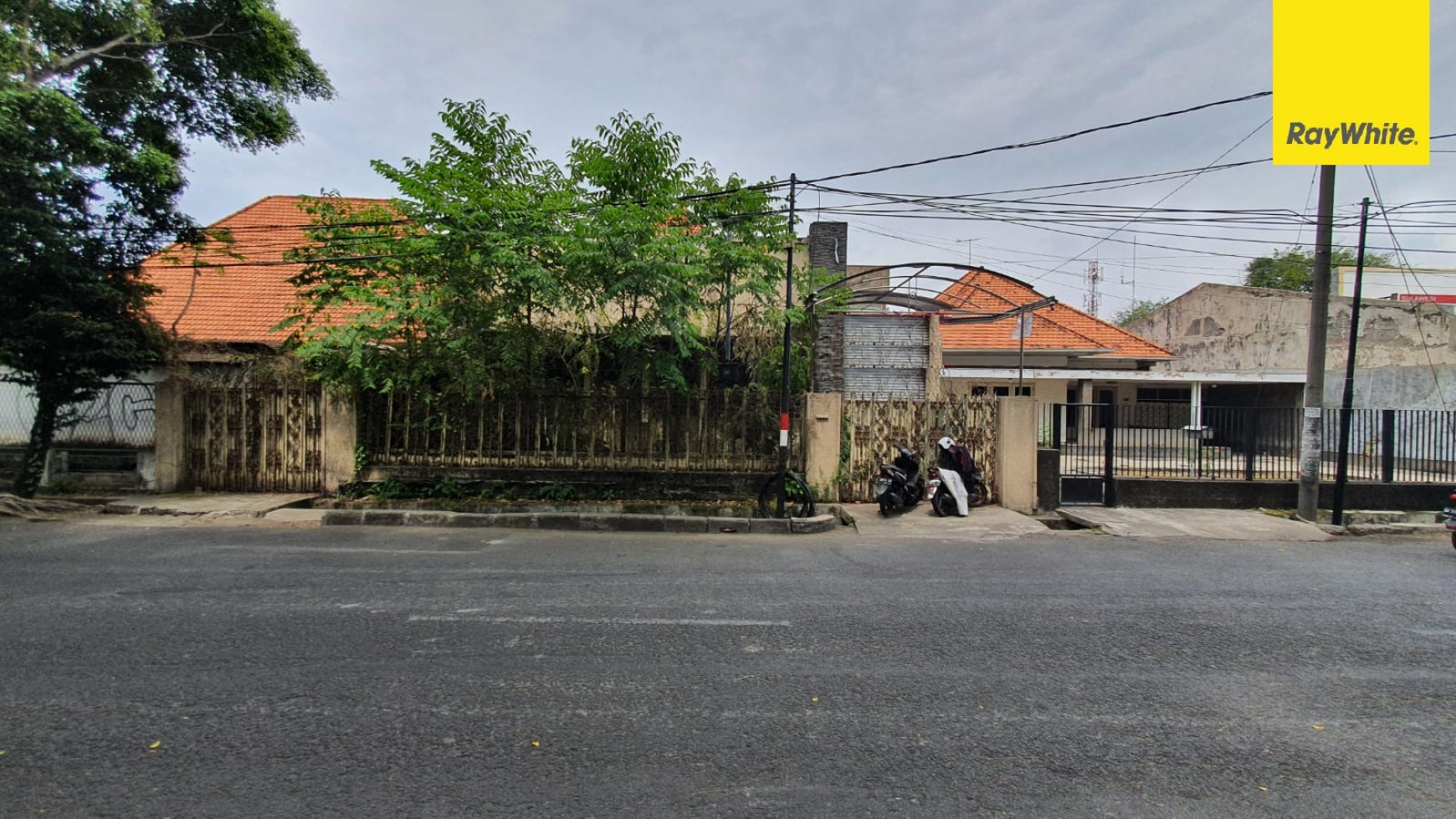 Dijual Rumah 3 lantai di Jl Sulawesi, Surabaya Pusat