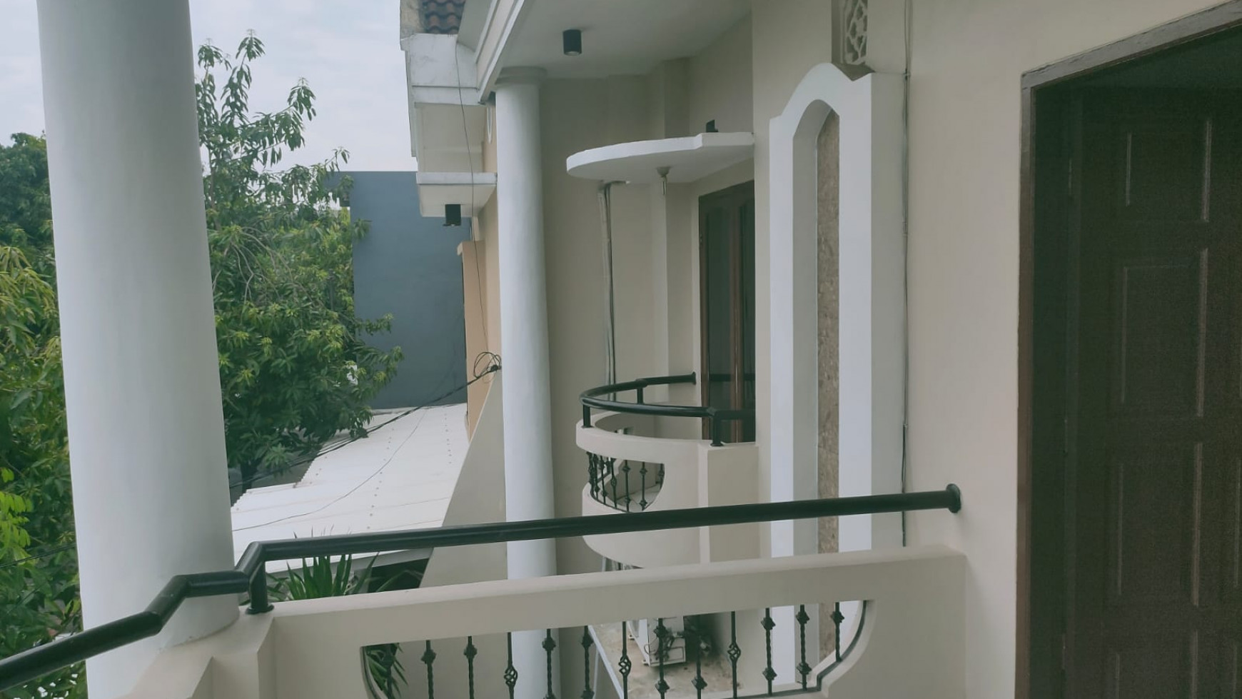 Dijual Rumah Klasik Full Bangunan 2 Lantai Taman Pondok Indah wiyung Surabaya Barat 