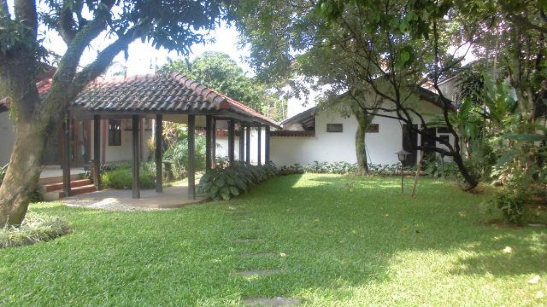 Rumah Lama Terawat, Lingkungan Asri dan Harga Menarik di Cilandak, Jakarta Selatan.