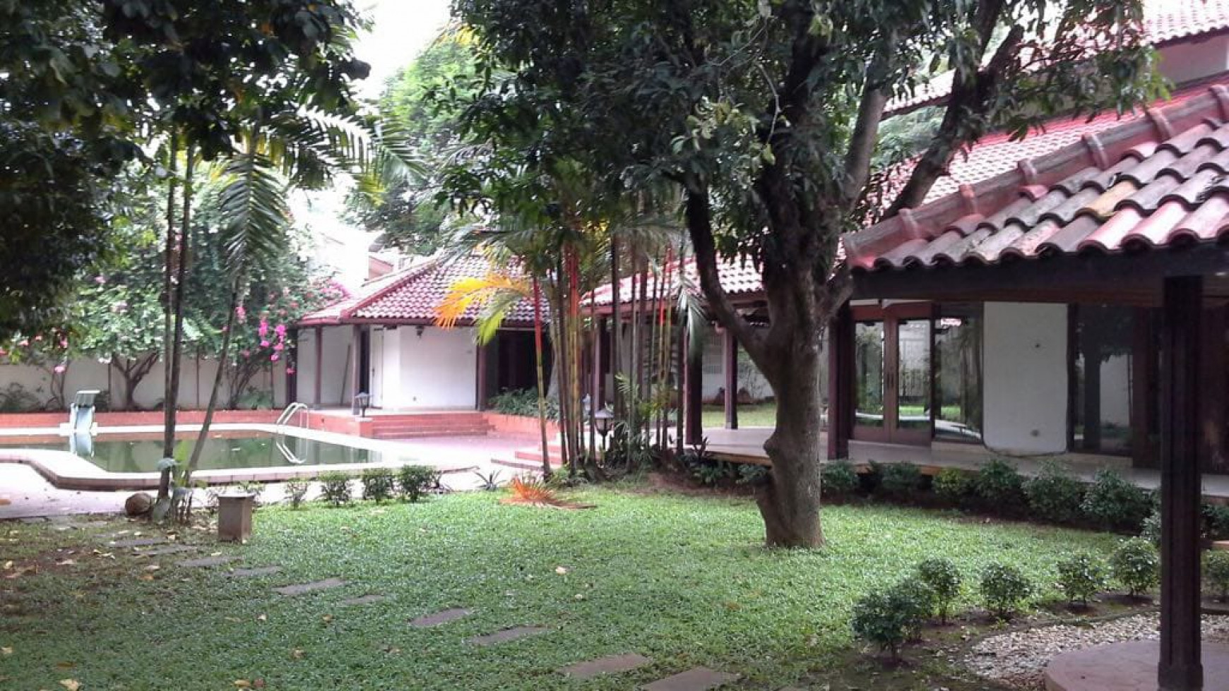 Rumah Lama Terawat, Lingkungan Asri dan Harga Menarik di Cilandak, Jakarta Selatan.