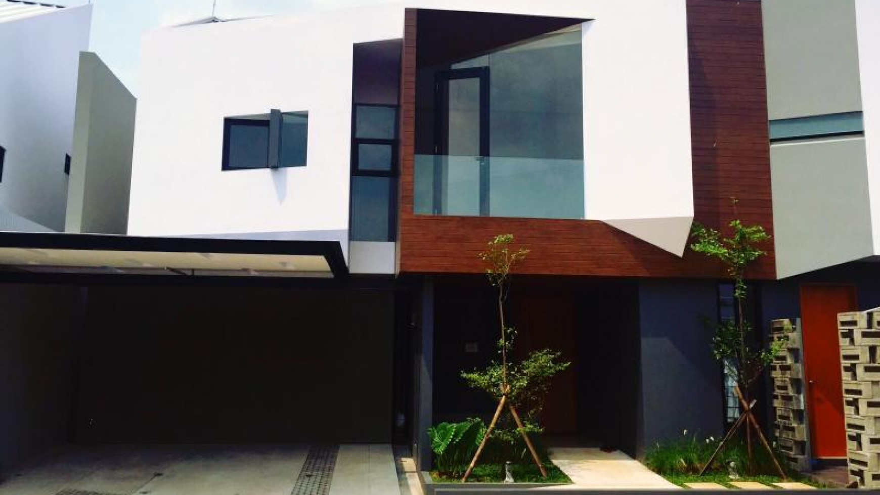 Rumah Cantik minimalis, dalam townhouse, lokasi antara Cilandak dan  Jagakarsa di Jakarta Selatan