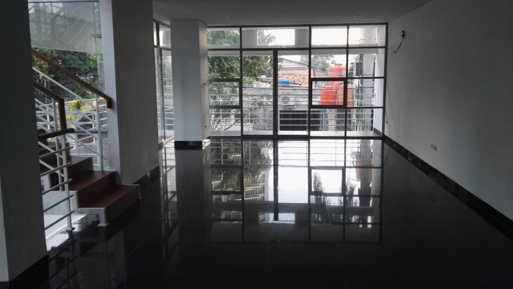 Dijual rumah dengan design modern di lokasi strategis Pondok Indah