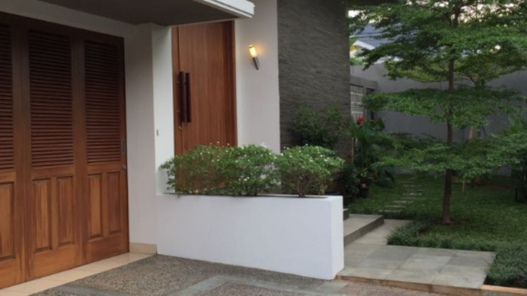 Rumah Modern, Asri dan Nyaman di Kemang Selatan