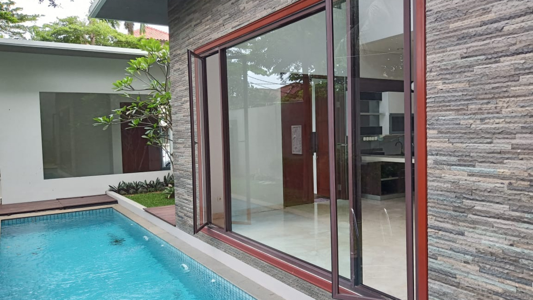 Rumah Modern, Asri dan Nyaman di Kemang Selatan