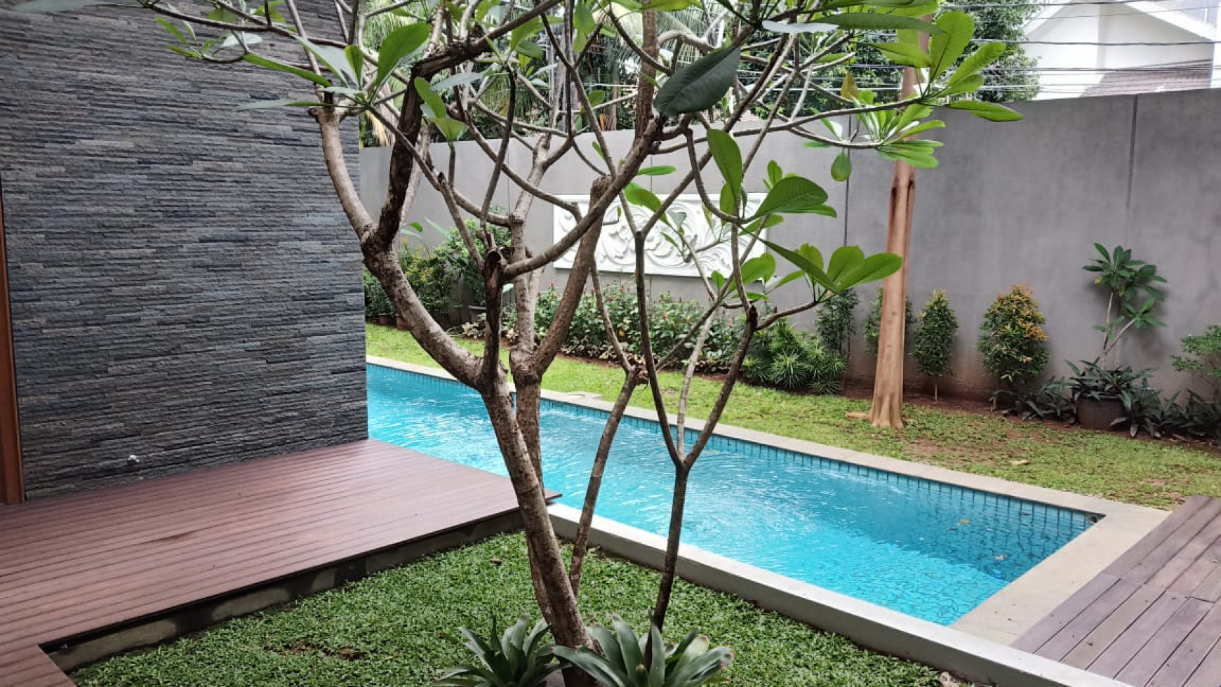 Rumah Modern, Asri dan Nyaman di Kemang Selatan