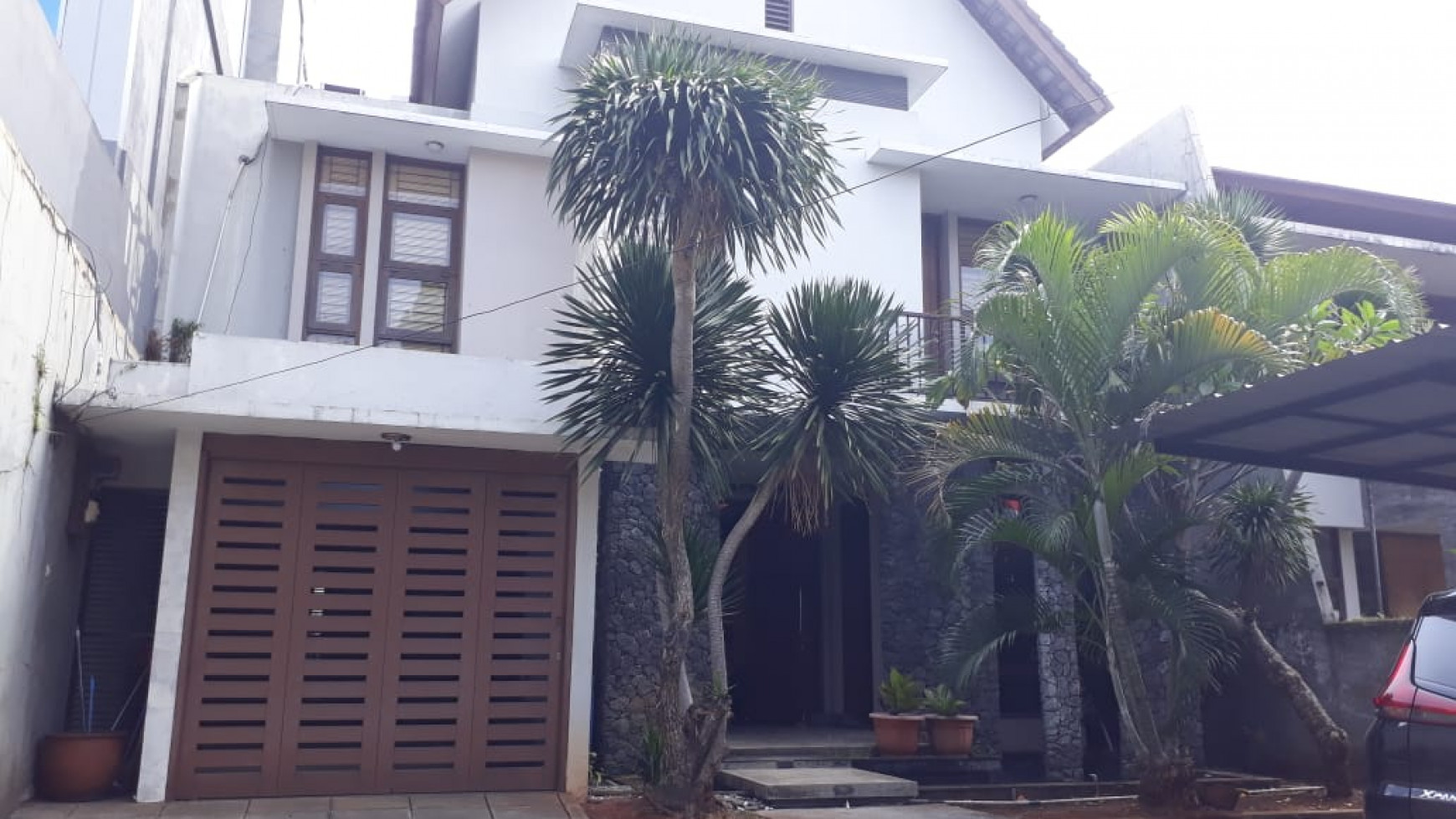 Rumah Klasik Modern Siap Huni Pejaten Barat dengan kolam renang