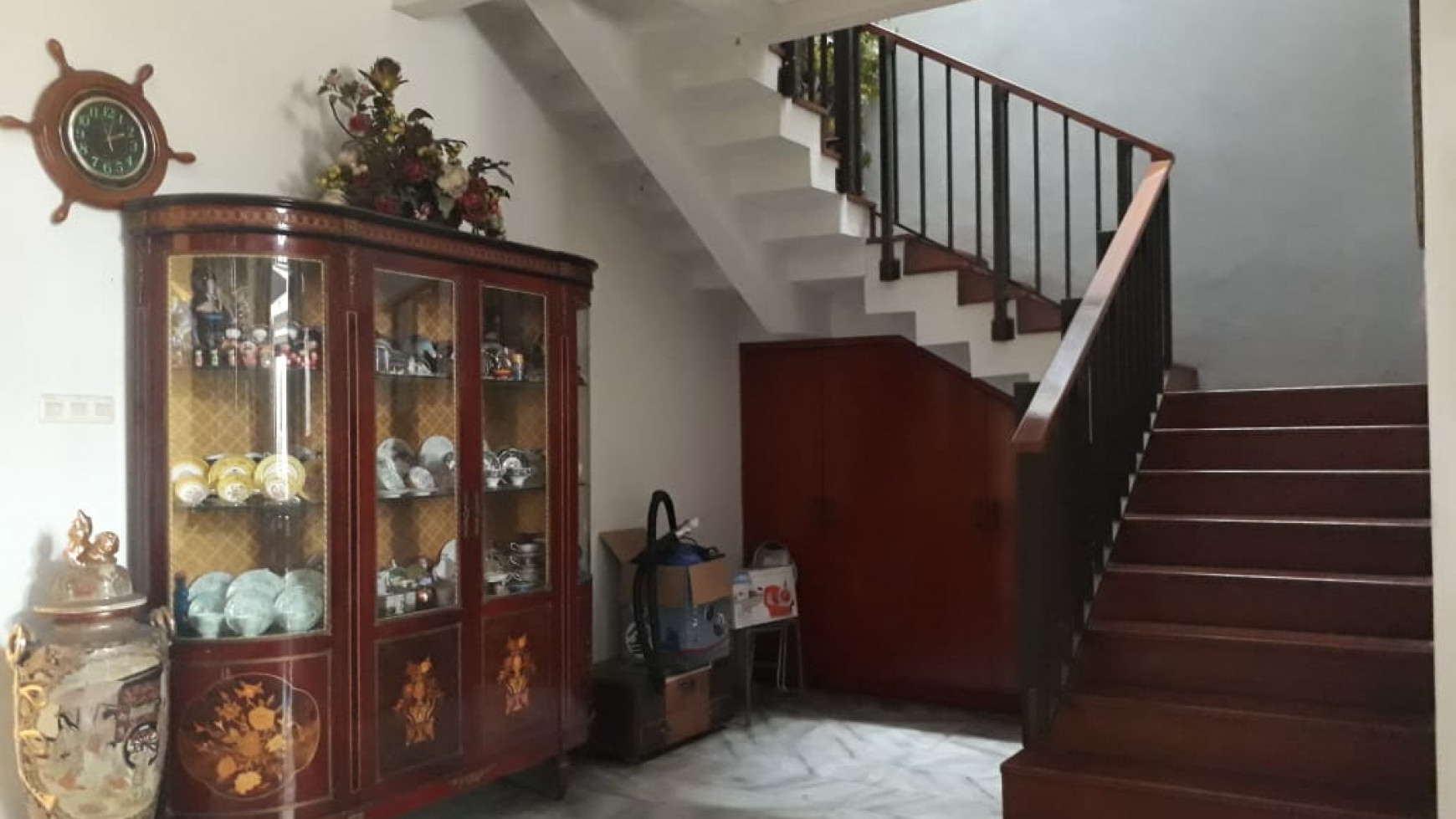 Rumah Klasik Modern Siap Huni Pejaten Barat dengan kolam renang