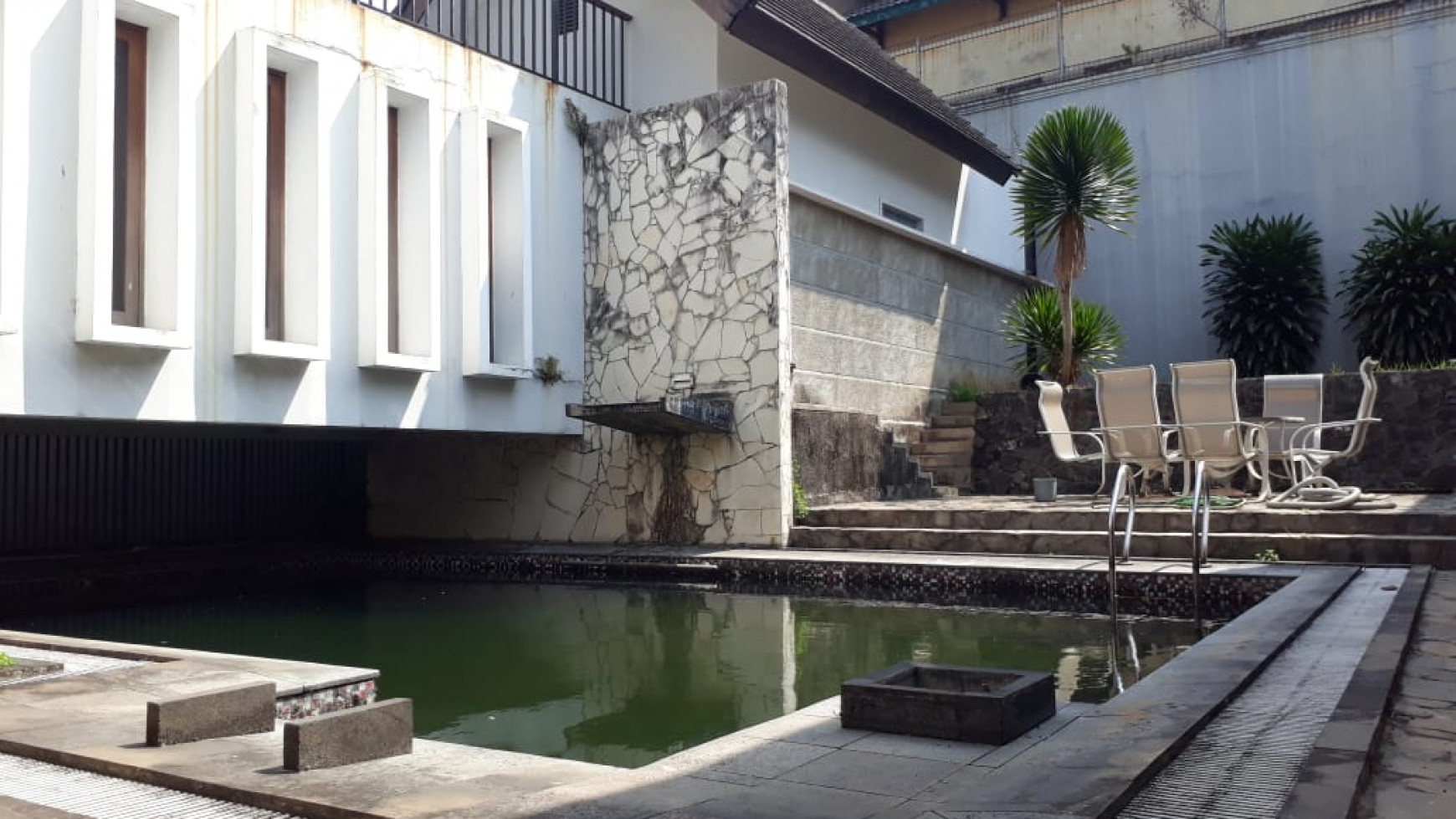 Rumah Klasik Modern Siap Huni Pejaten Barat dengan kolam renang