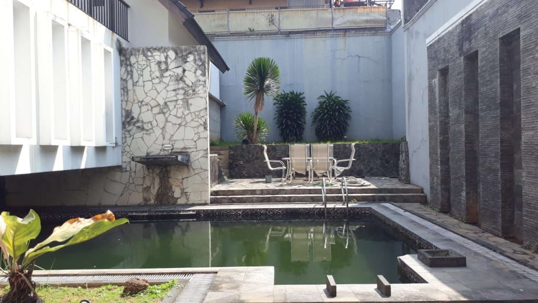 Rumah Klasik Modern Siap Huni Pejaten Barat dengan kolam renang