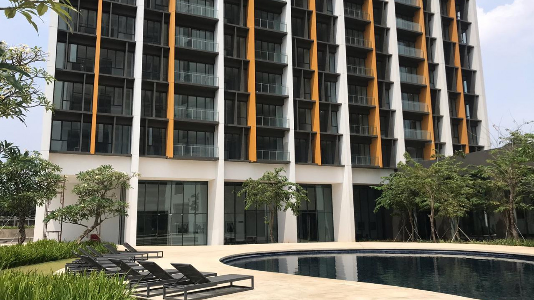 Luxury Modern Living Apartment Izzara Brand New Unfurnish pool view