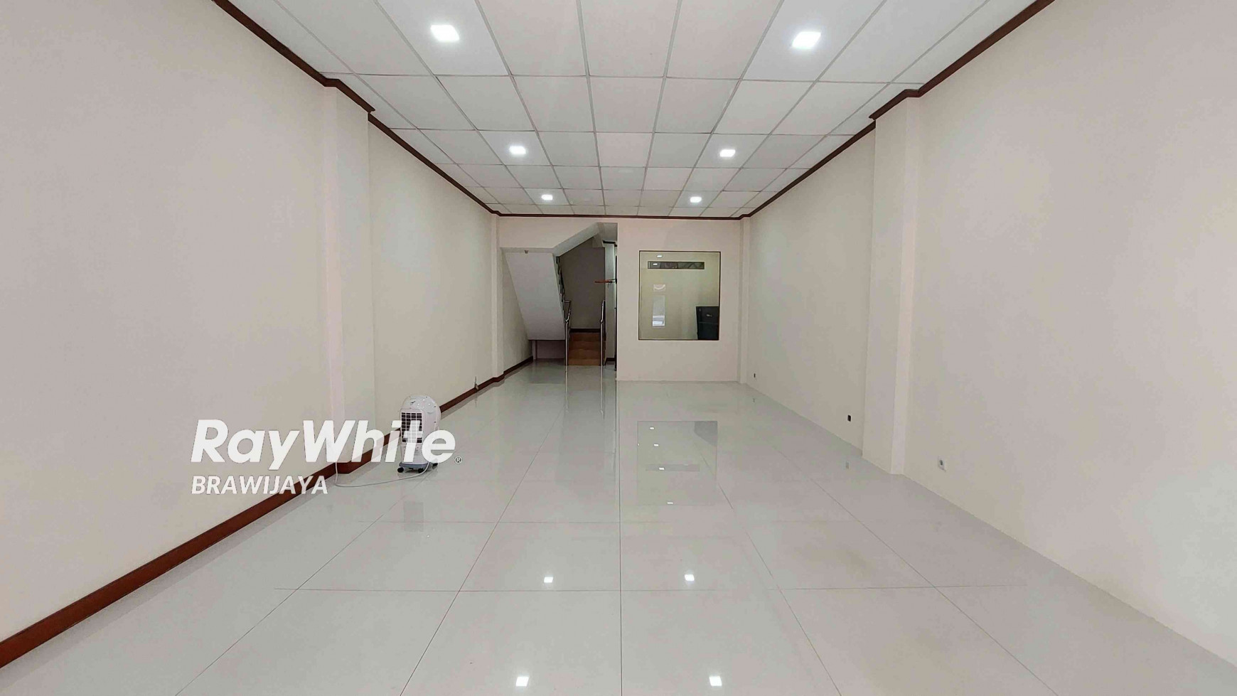 DISEWAKAN RUKAN DI SENAYAN, DALAM KOMPLEKS, SIAP HUNI, BANGUNAN 3,5 LANTAI, SEMI FURNISHED