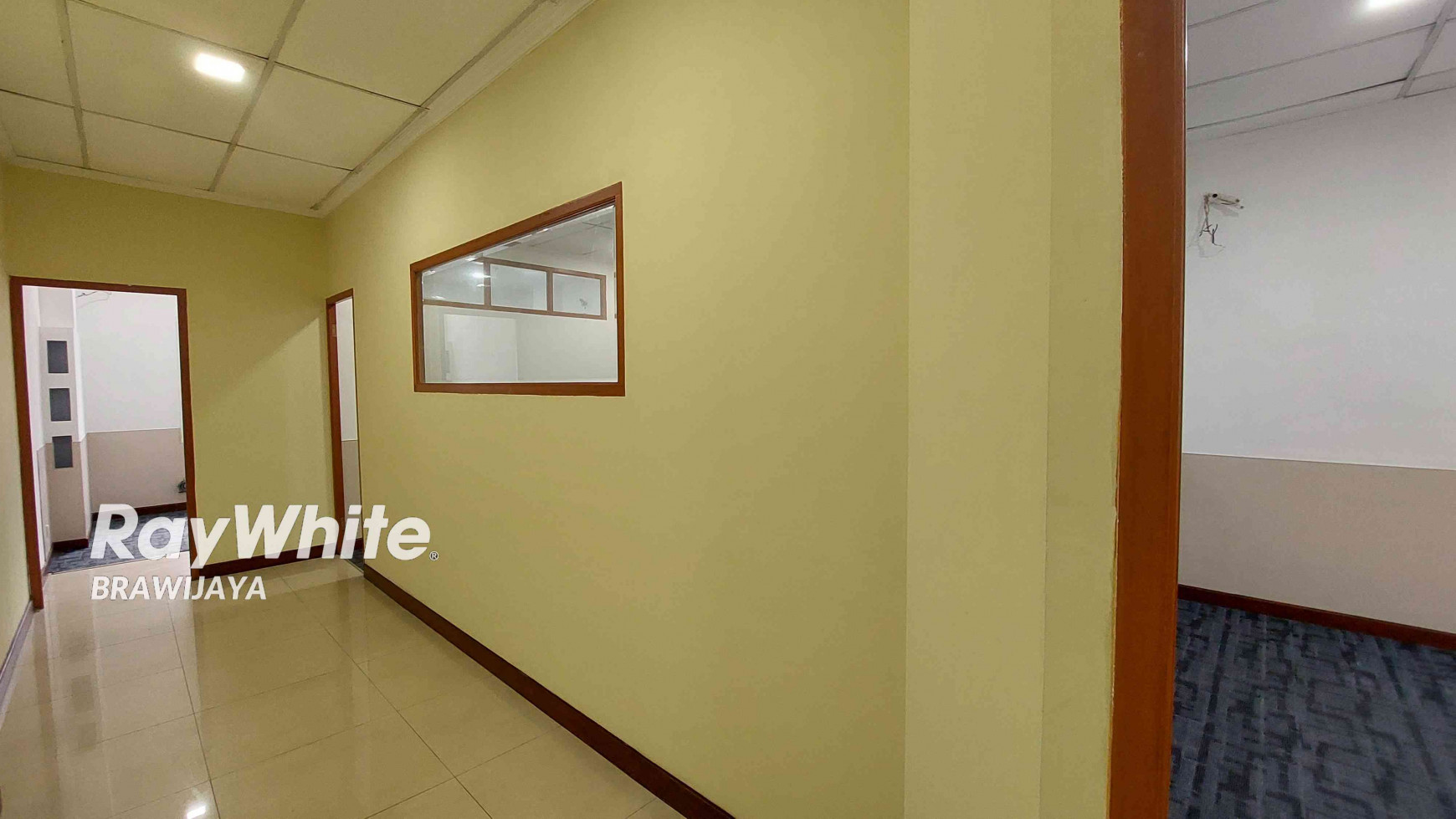 DISEWAKAN RUKAN DI SENAYAN, DALAM KOMPLEKS, SIAP HUNI, BANGUNAN 3,5 LANTAI, SEMI FURNISHED