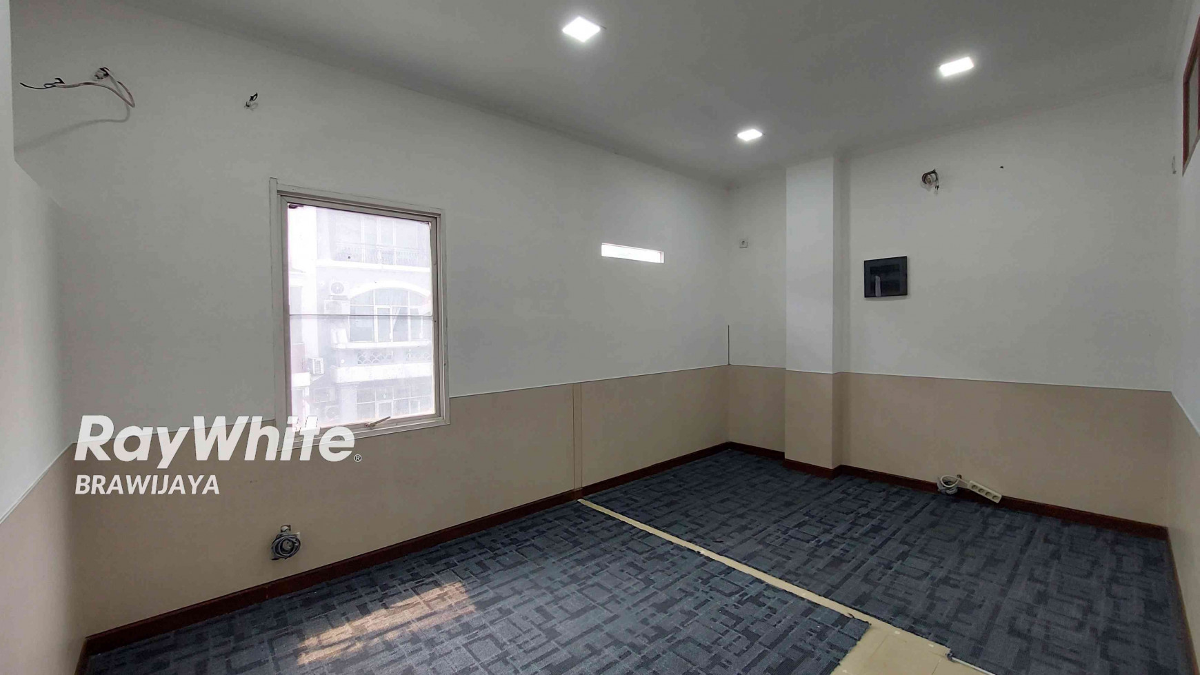 DISEWAKAN RUKAN DI SENAYAN, DALAM KOMPLEKS, SIAP HUNI, BANGUNAN 3,5 LANTAI, SEMI FURNISHED