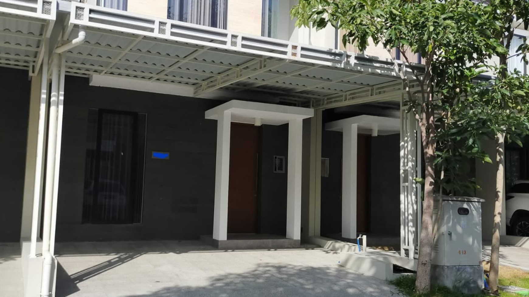 Dijual Rumah North West Lake Citraland Surabaya - SEMI Furnished Modern- 3 k.Tidur PLUS k.Mandi DALAM - Carport LUAS 2 Mobil