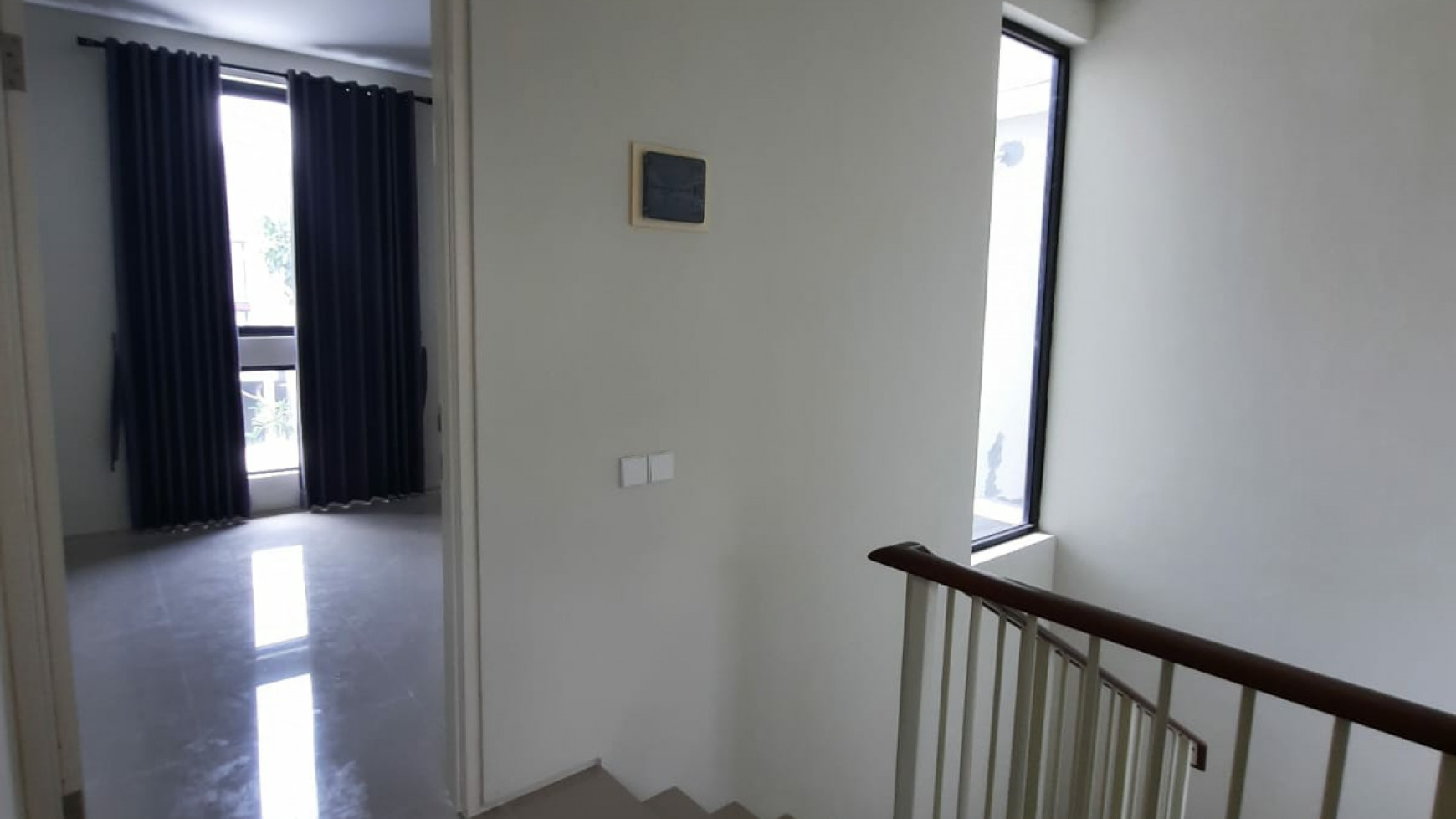 Dijual Rumah North West Lake Citraland Surabaya - SEMI Furnished Modern- 3 k.Tidur PLUS k.Mandi DALAM - Carport LUAS 2 Mobil