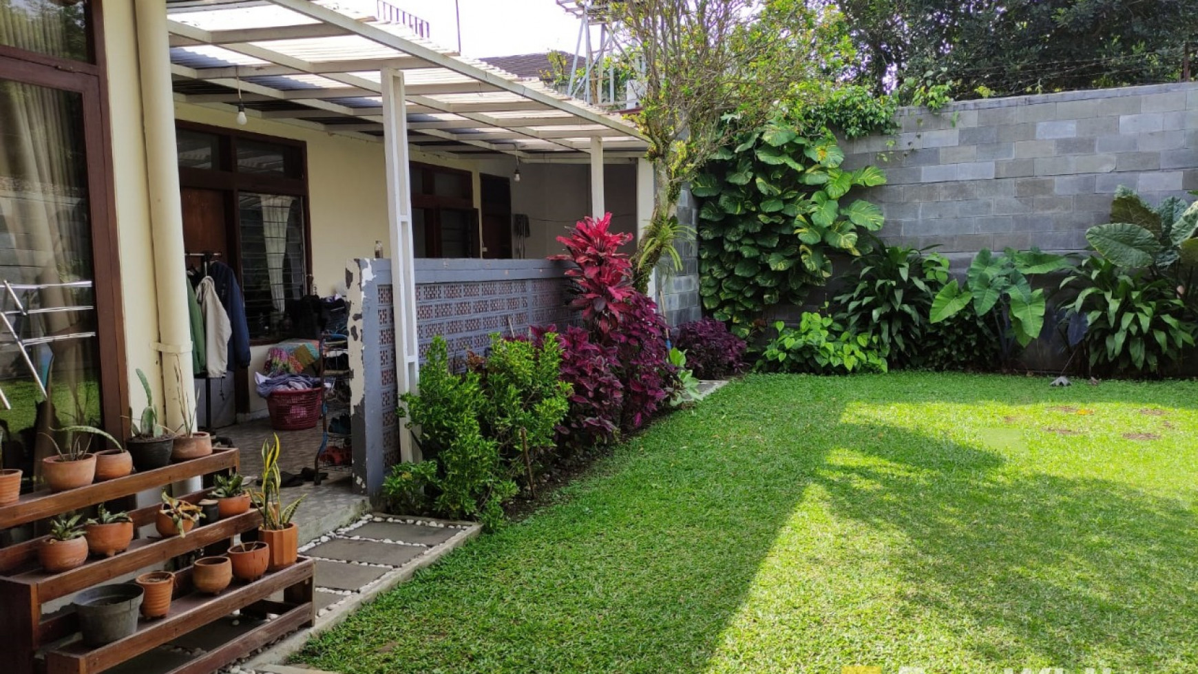 Menarik, rumah siap huni dan luas di Geger kalong, Bandung Utara 