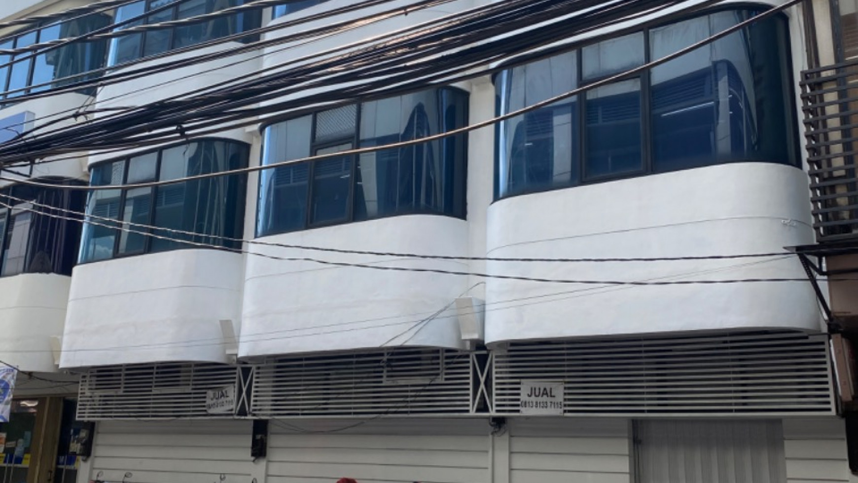 Ruko Gandeng Tiga Di Jl Raya Pasar Jumat, Jakarta Selatan