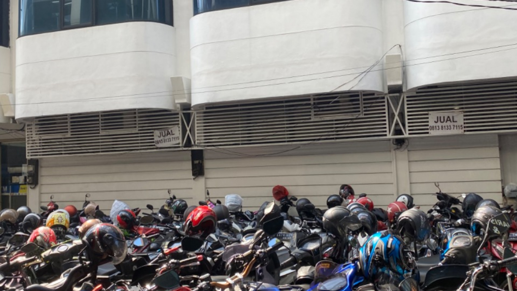 Ruko Gandeng Tiga Di Jl Raya Pasar Jumat, Jakarta Selatan