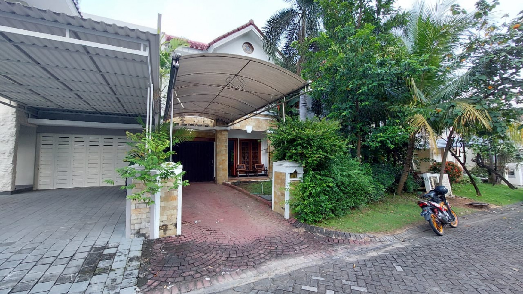 Rumah Depan Kolam Renang Pakuwon Indah Lokasi Terdepan