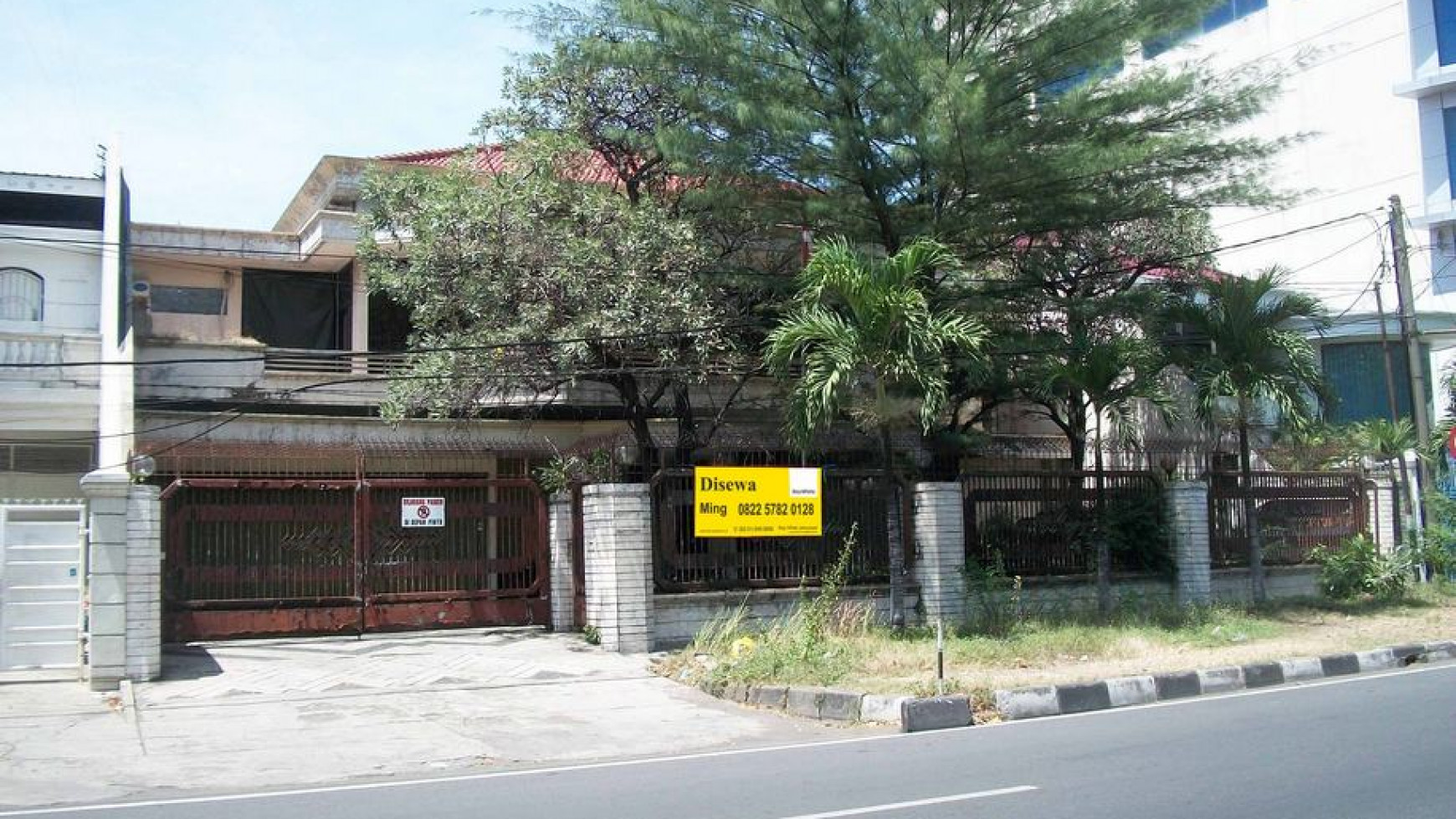 Rumah di Wisma Permai Barat, Lokasi Strategis, Nol Jalan, bisa untuk rumah tinggal/Kantor/Cafe/Klinik dsb - MG -