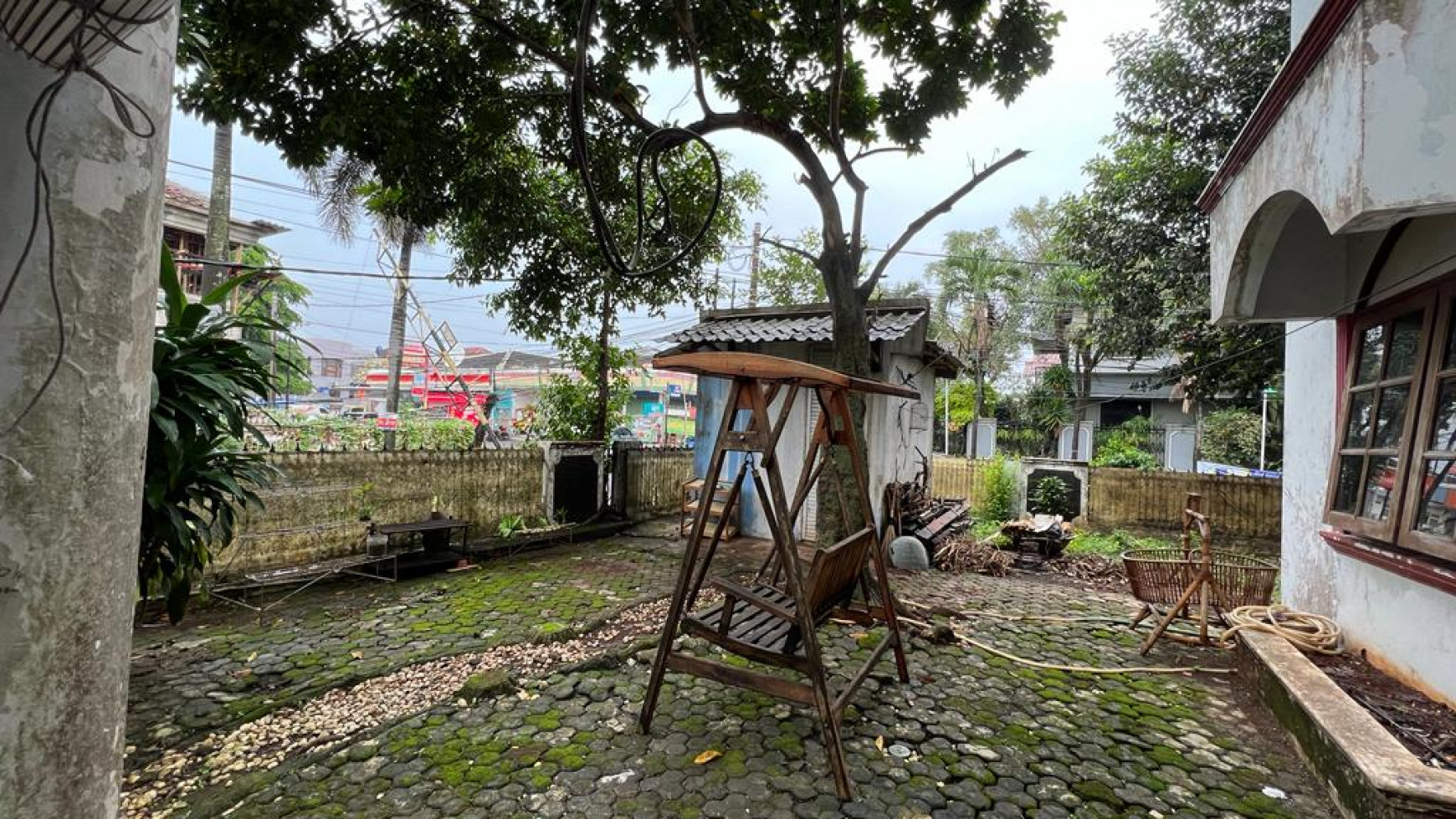 Rumah Luas Lokasi Sangat Strategis Cocok Dijadikan Cafe Di Cinere.