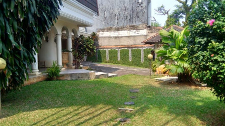 Rumah strategis dengan lahan dan bangunan luas di dekat MPR / Gaharu - Cilandak (Brig)