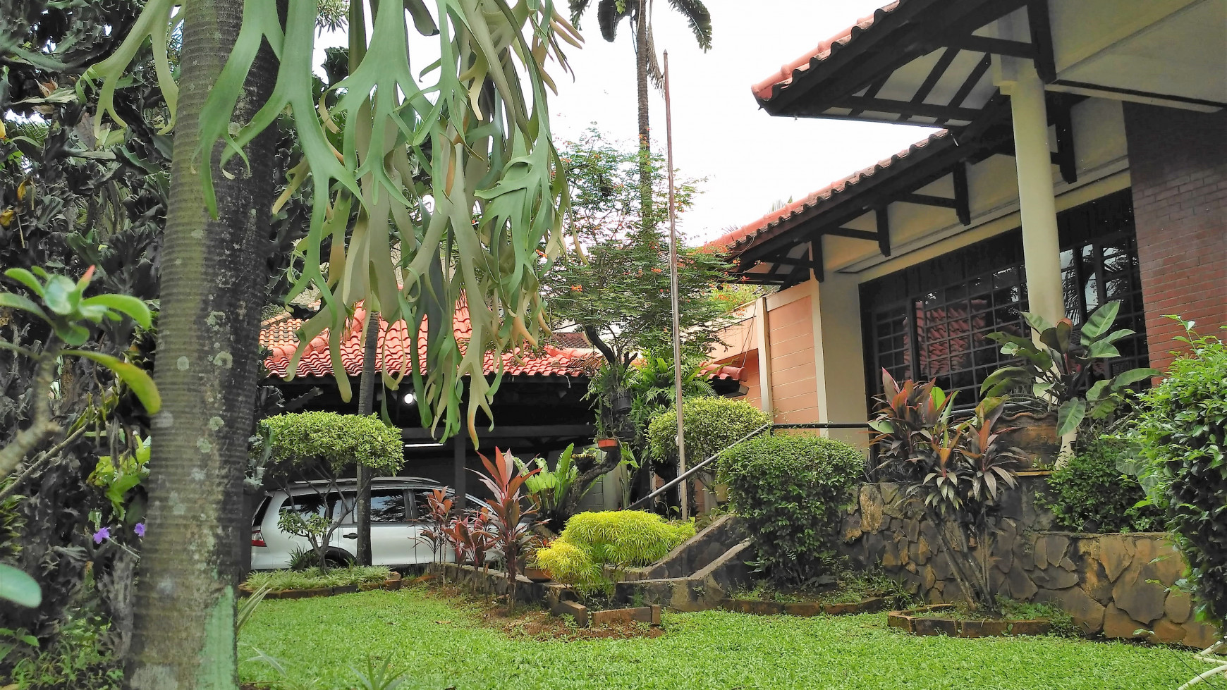 Rumah dengan halaman luas di dekat Bintaro Jaya sektor 1