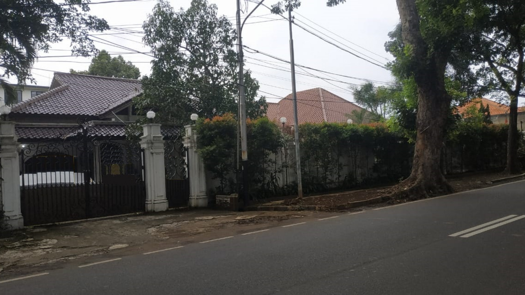 Rumah tua hitung tanah di daerah elit Jl. Panglima Polim / Blok M, Kebayoran Baru, Jakarta Selatan