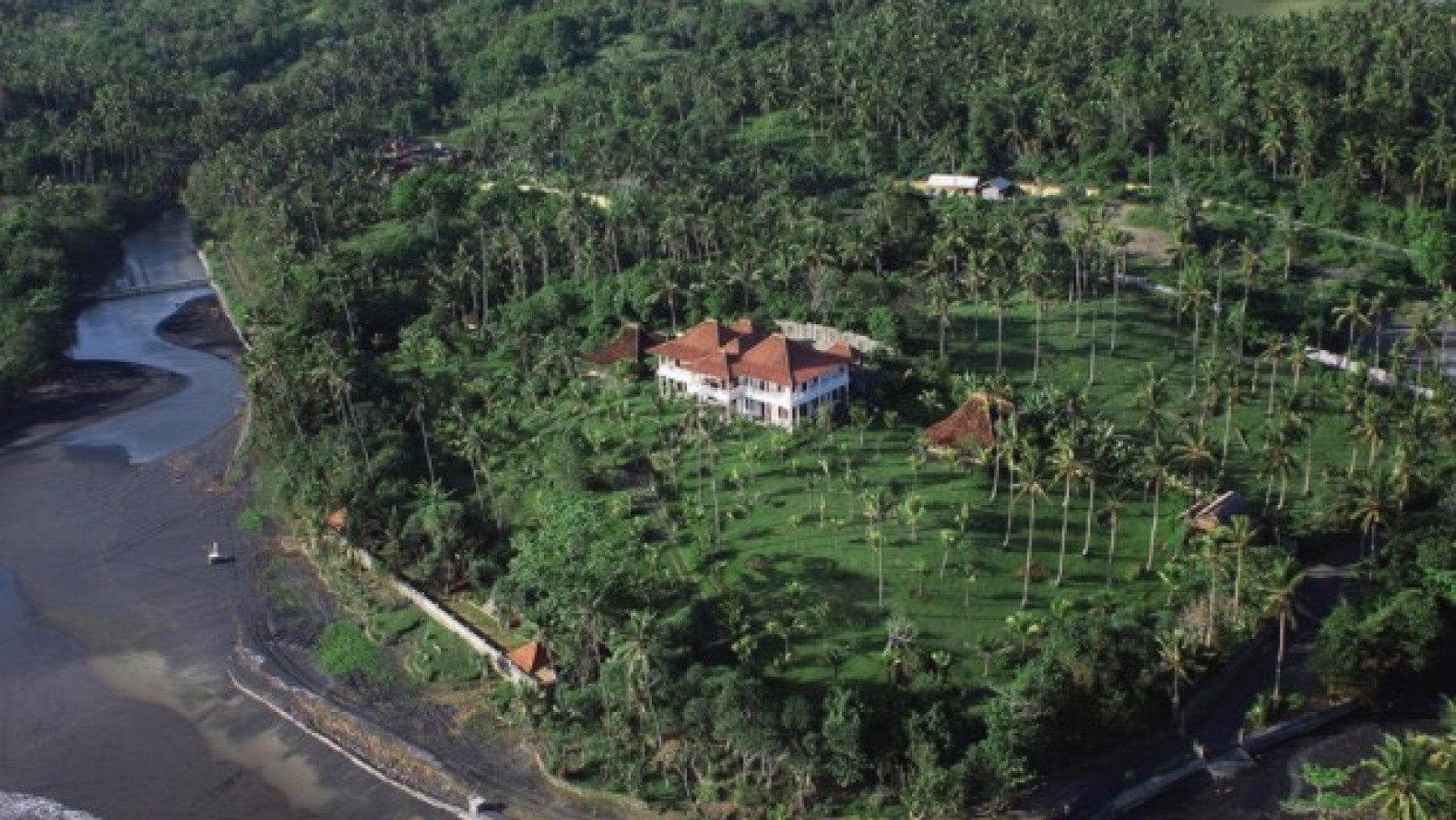 Stylishly Furnished and perfectly maintained Beachfront Villa in Tabanan Bali for sale