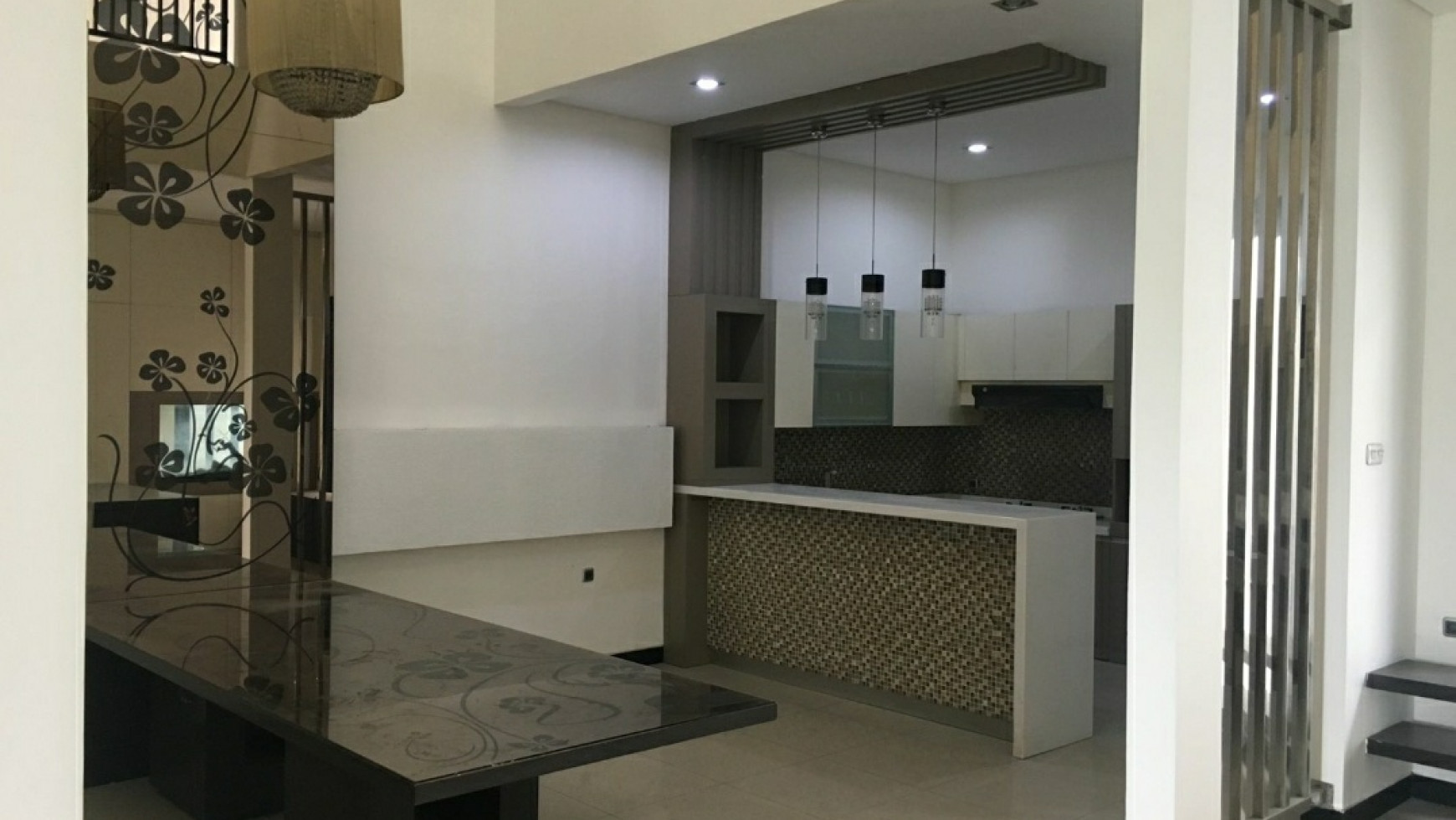 Dijual Rumah Graha Famili - Mewah Desain Split Level 2,5 Lantai - Modern SEMI Furnished- Lokasi TerDEPAN dekat HOKKY Buah