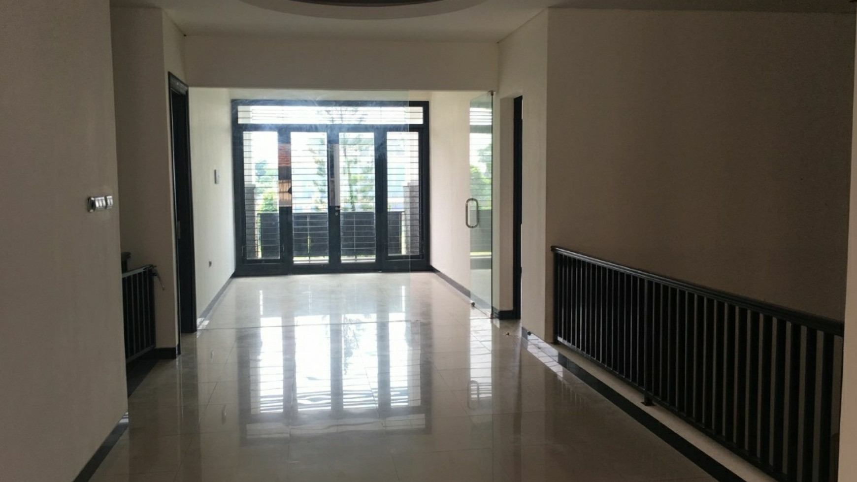 Dijual Rumah Graha Famili - Mewah Desain Split Level 2,5 Lantai - Modern SEMI Furnished- Lokasi TerDEPAN dekat HOKKY Buah