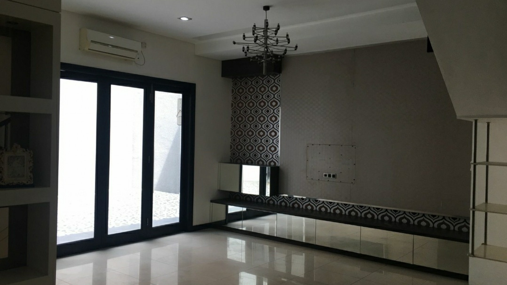 Dijual Rumah Graha Famili - Mewah Desain Split Level 2,5 Lantai - Modern SEMI Furnished- Lokasi TerDEPAN dekat HOKKY Buah