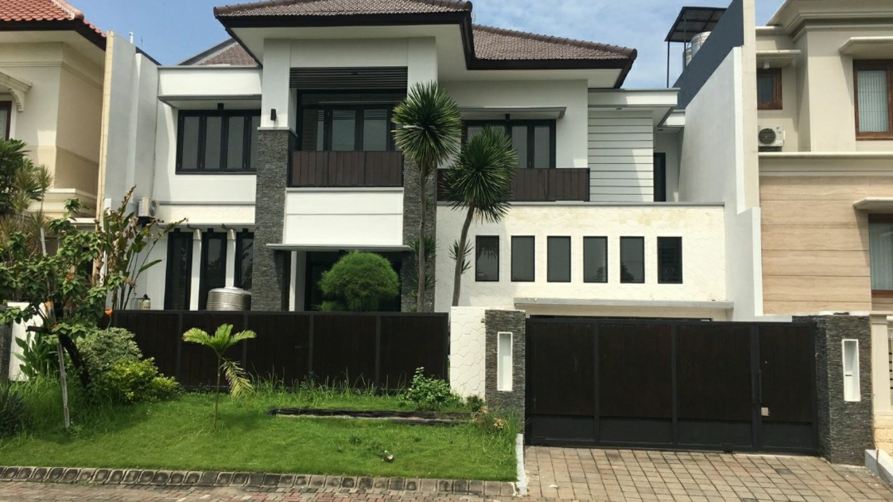 Dijual Rumah Graha Famili - Mewah Desain Split Level 2,5 Lantai - Modern SEMI Furnished- Lokasi TerDEPAN dekat HOKKY Buah