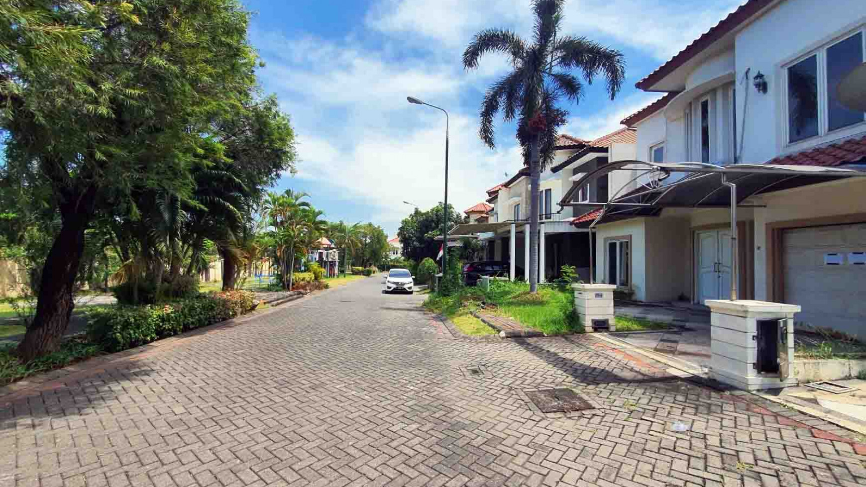 Rumah di Bukit Darmo Golf Surabaya Barat, Kawasan Elite, Row Jalan Lebar