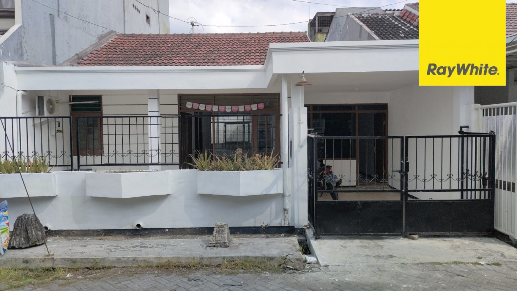 Dijual Rumah SHM di Darmo Harapan Indah, Surabaya