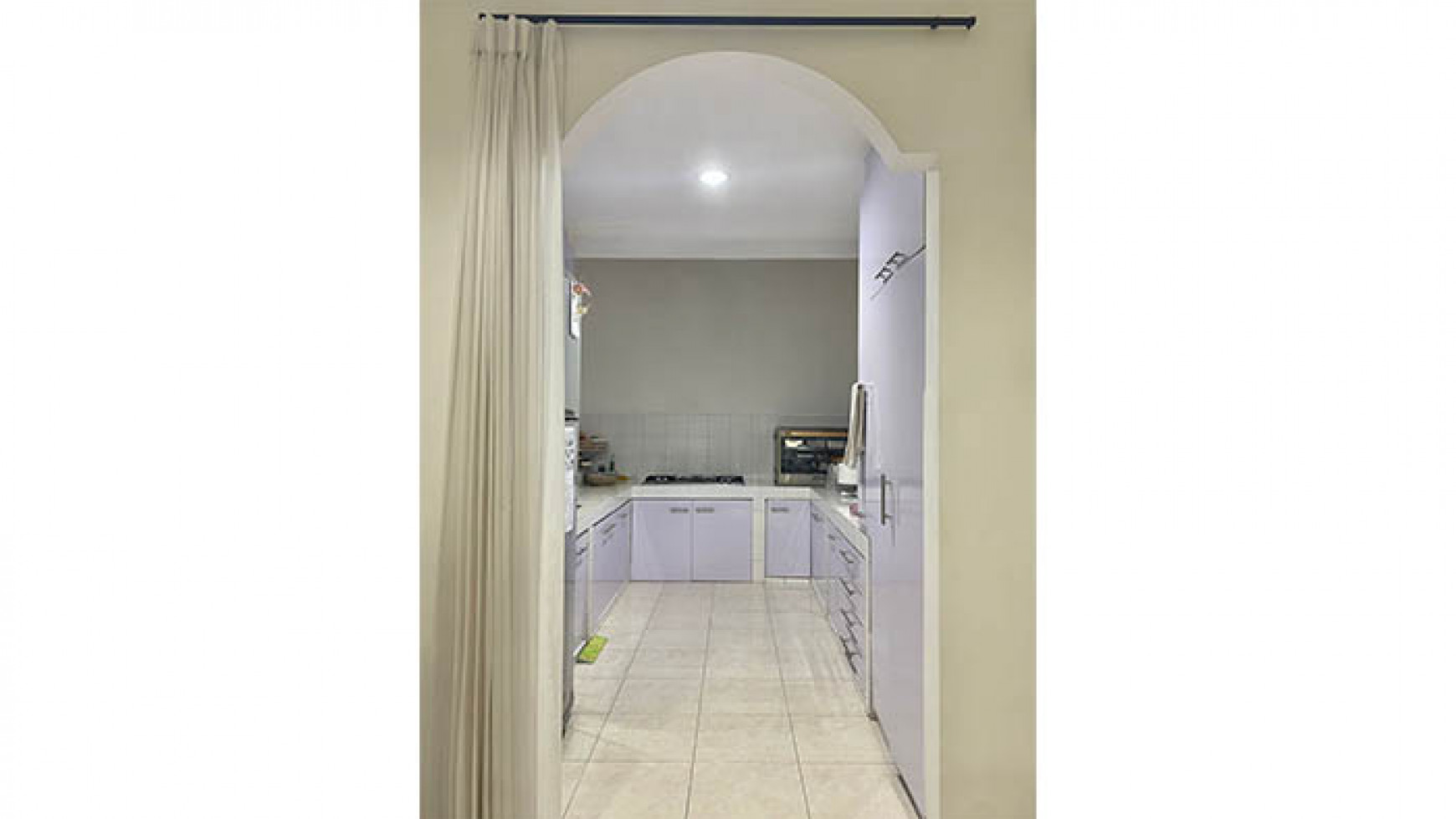 Rumah Kitchen Set, Lemari tiap Kamar 2 Ranjang, water heater, Siap Huni Di Gading Arcadia Luas 6x16m2