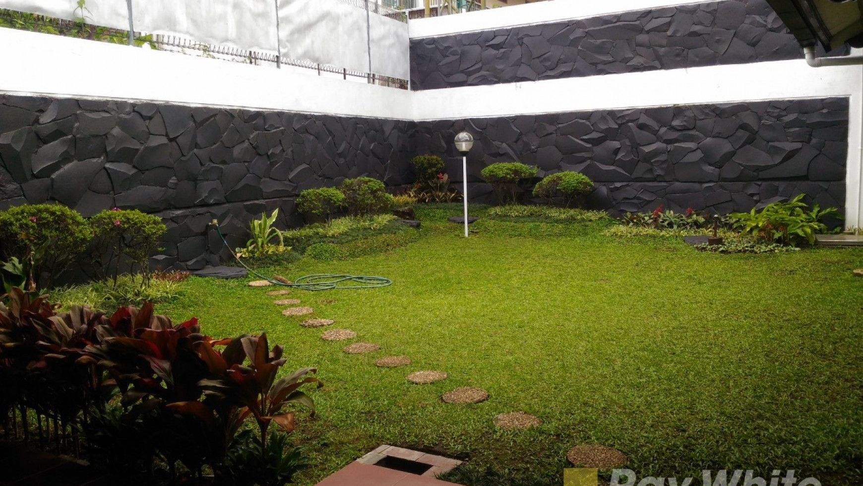 Disewakan Rumah Bagus, Asri dan Full Furnished di Geger Kalong, Bandung 