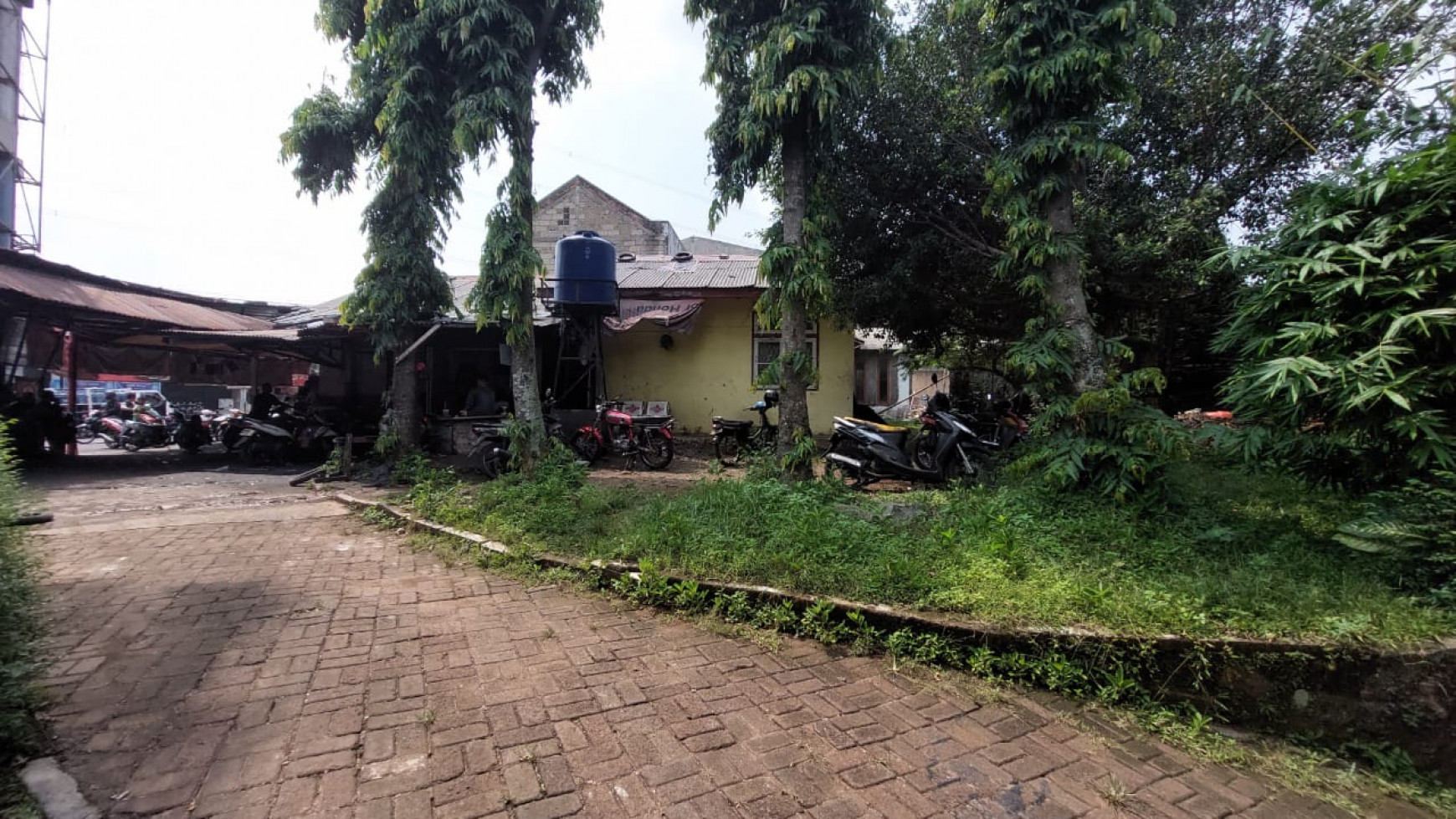 Dijual Lahan Kavling terdapat 5 Bangunan Rumah dan 1 Bengkel @Jl Aria Putra, Ciputat