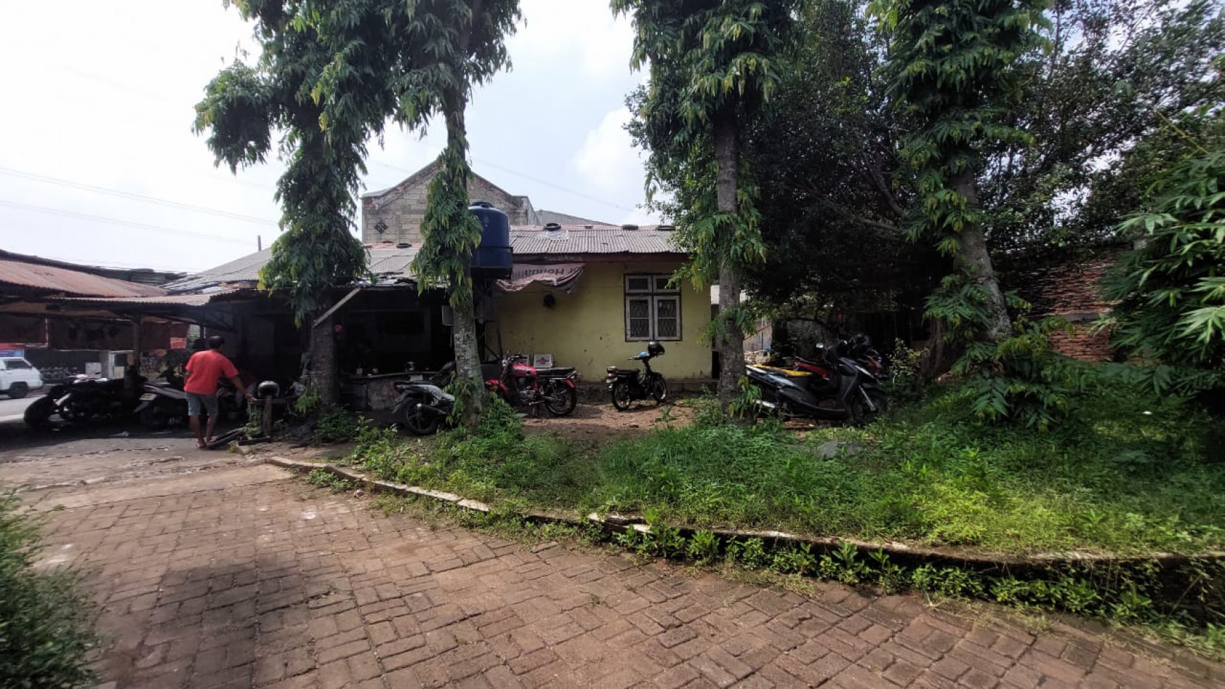 Dijual Lahan Kavling terdapat 5 Bangunan Rumah dan 1 Bengkel @Jl Aria Putra, Ciputat