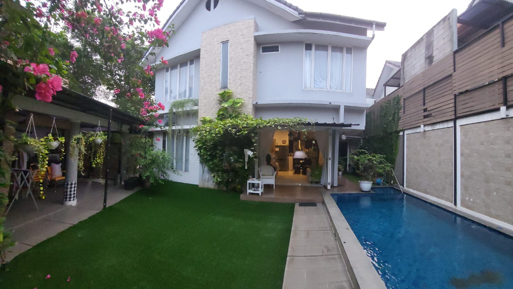 Rumah MEWAH Siap Huni dan Terdapat Pool @Emerald View