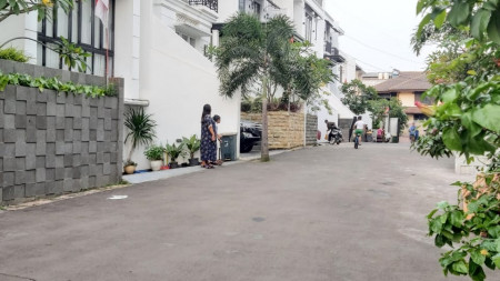 Rumah bergaya klasik modern dalam cluster elite di cipete jaksel dekat mrt station