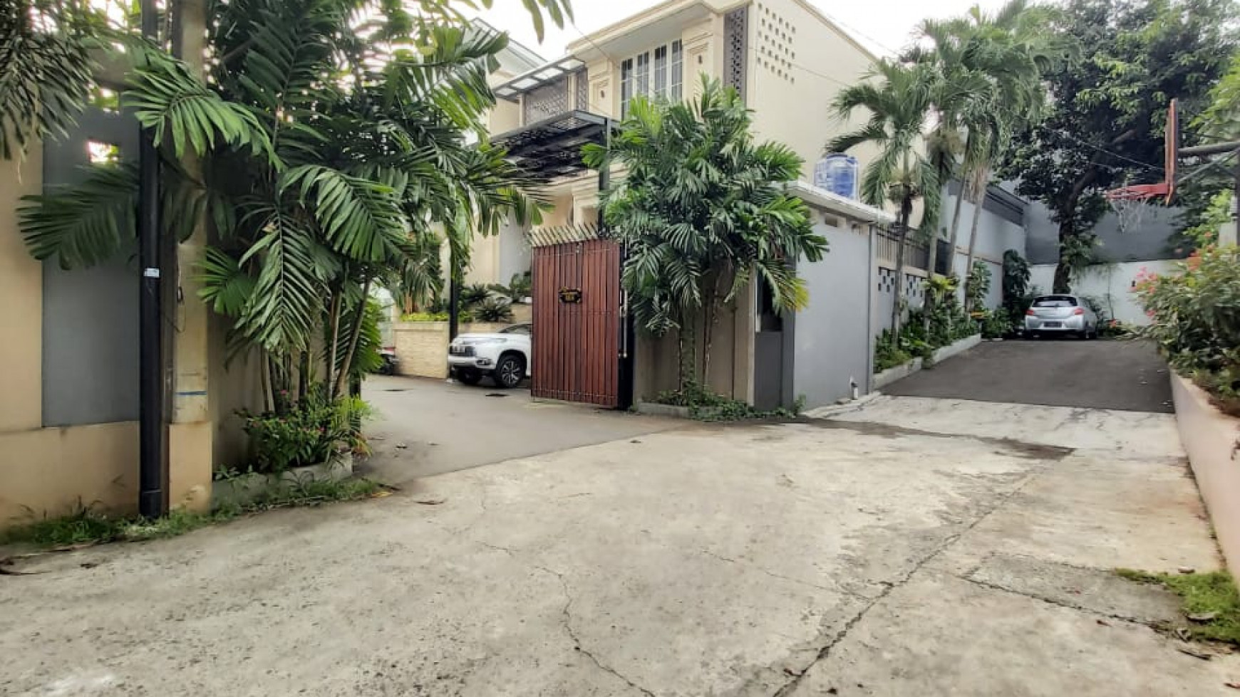 Rumah bergaya klasik modern dalam cluster elite di cipete jaksel dekat mrt station