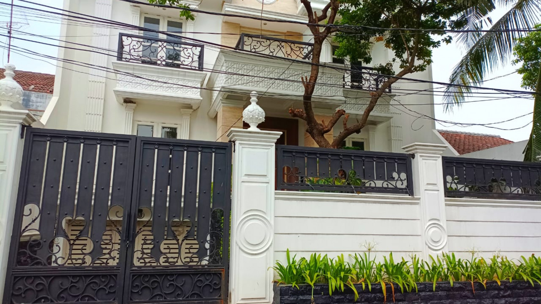 Rumah baru berdesign modern nan cantik area kebayoran  baru 