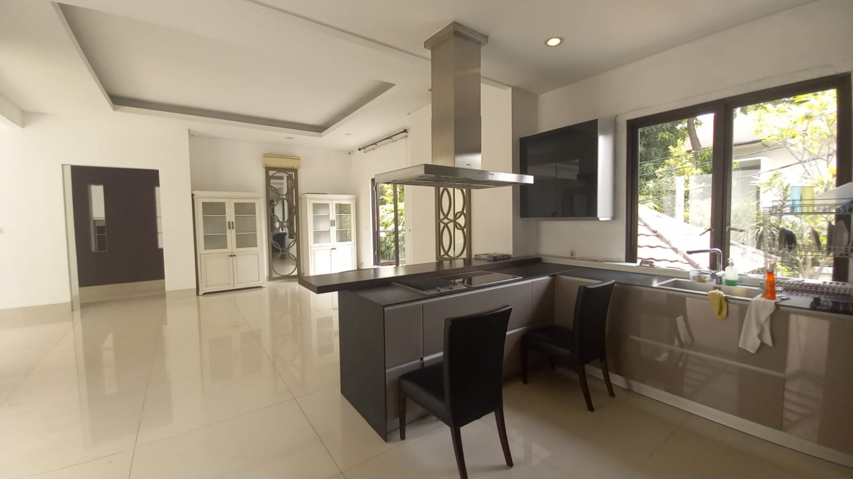 Rumah modern tropis yang nyaman dekat scbd sudirman 