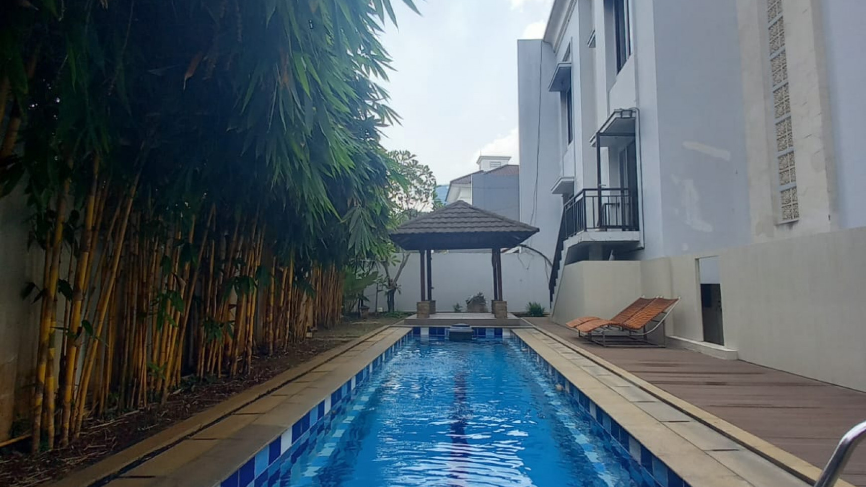 Rumah modern tropis yang nyaman dekat scbd sudirman 