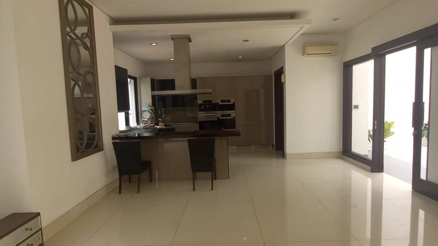 Rumah modern tropis yang nyaman dekat scbd sudirman 